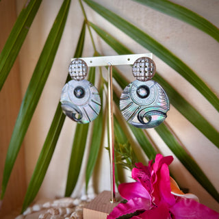 Boucles d'oreilles - Nacre gravée et sculptée