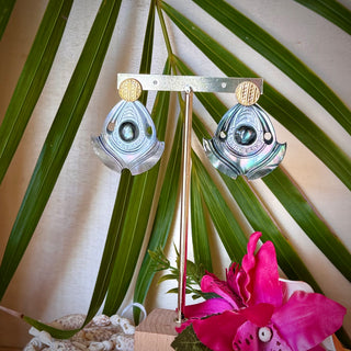 Boucles d'oreilles - Nacre gravée et sculptée