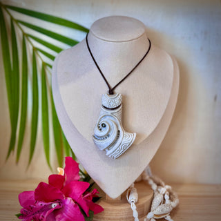 Collier ajustable Hameçon - Bois de cerf sculpté et gravé et Keishi de Tahiti