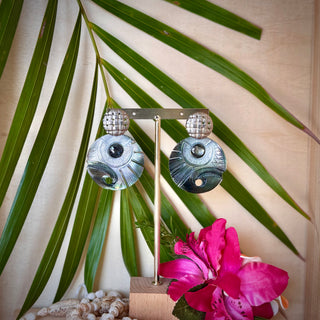 Boucles d'oreilles - Nacre gravée et sculptée
