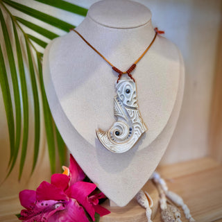 Collier ajustable Hameçon - Bois de cerf sculpté et gravé et Keishi de Tahiti