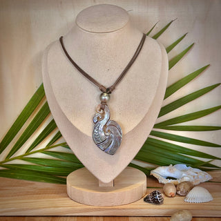 Collier Nacre Hameçon - Acier inoxydable - Création de Tahiti à la Réunion