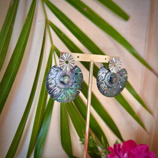 Boucles d’oreilles - Nacres sculptées et gravées - Acier inoxydable
