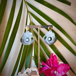 Boucles d'oreilles - Nacre gravée et sculptée
